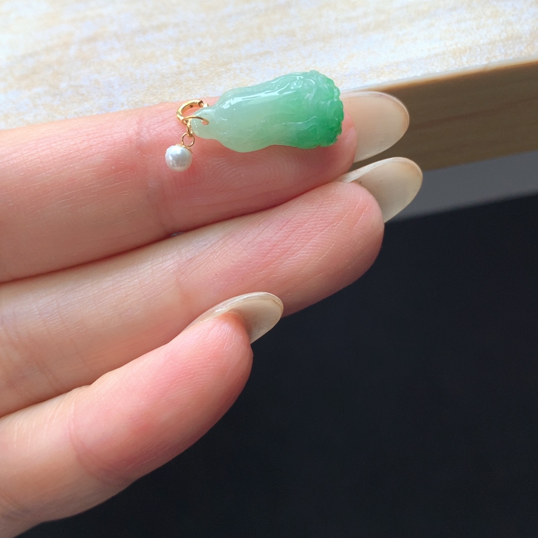 翡翠18K金镶嵌颈饰吊坠