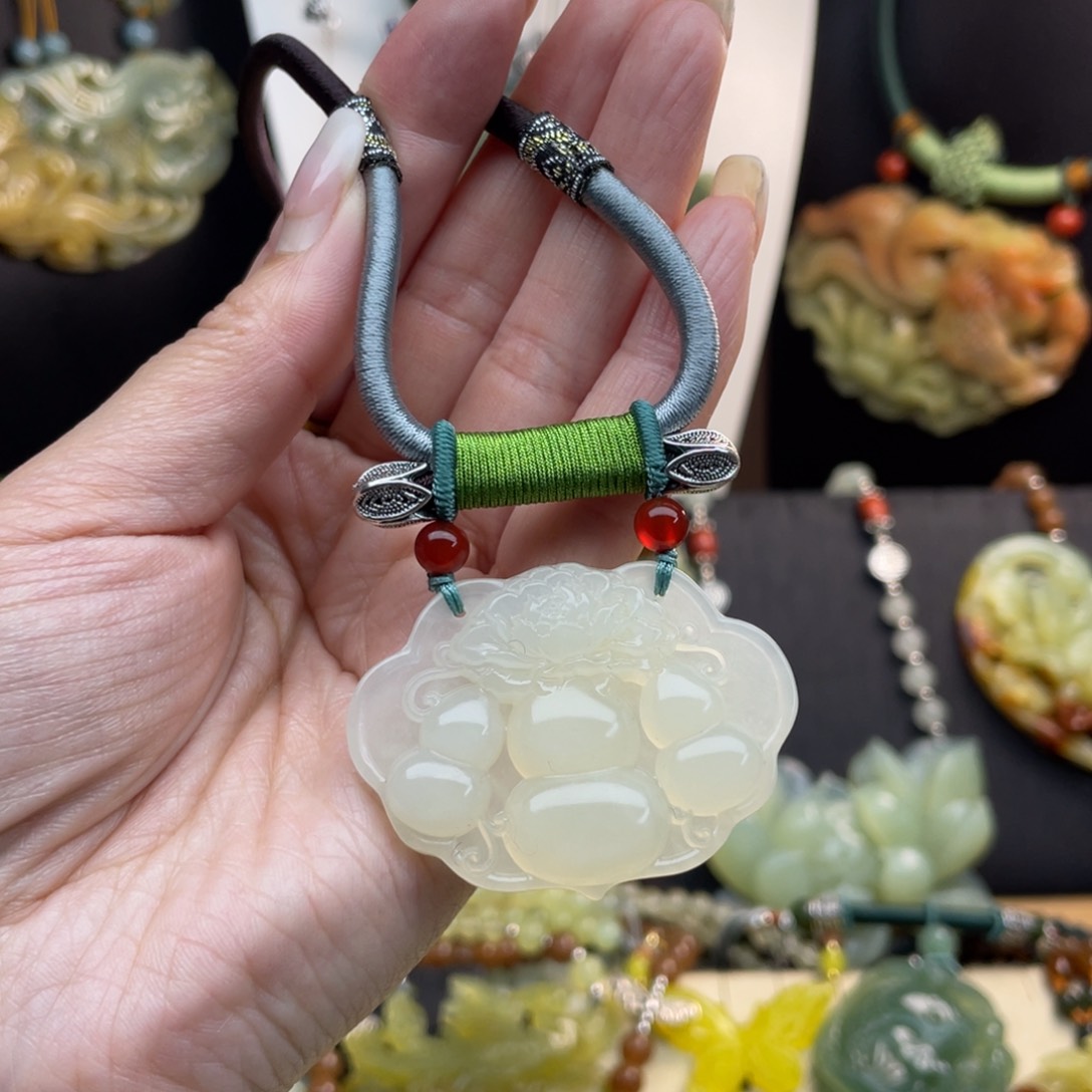 蛇纹石玉未镶嵌颈饰