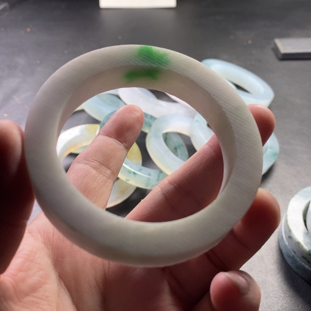 定制翡翠未镶嵌白底青