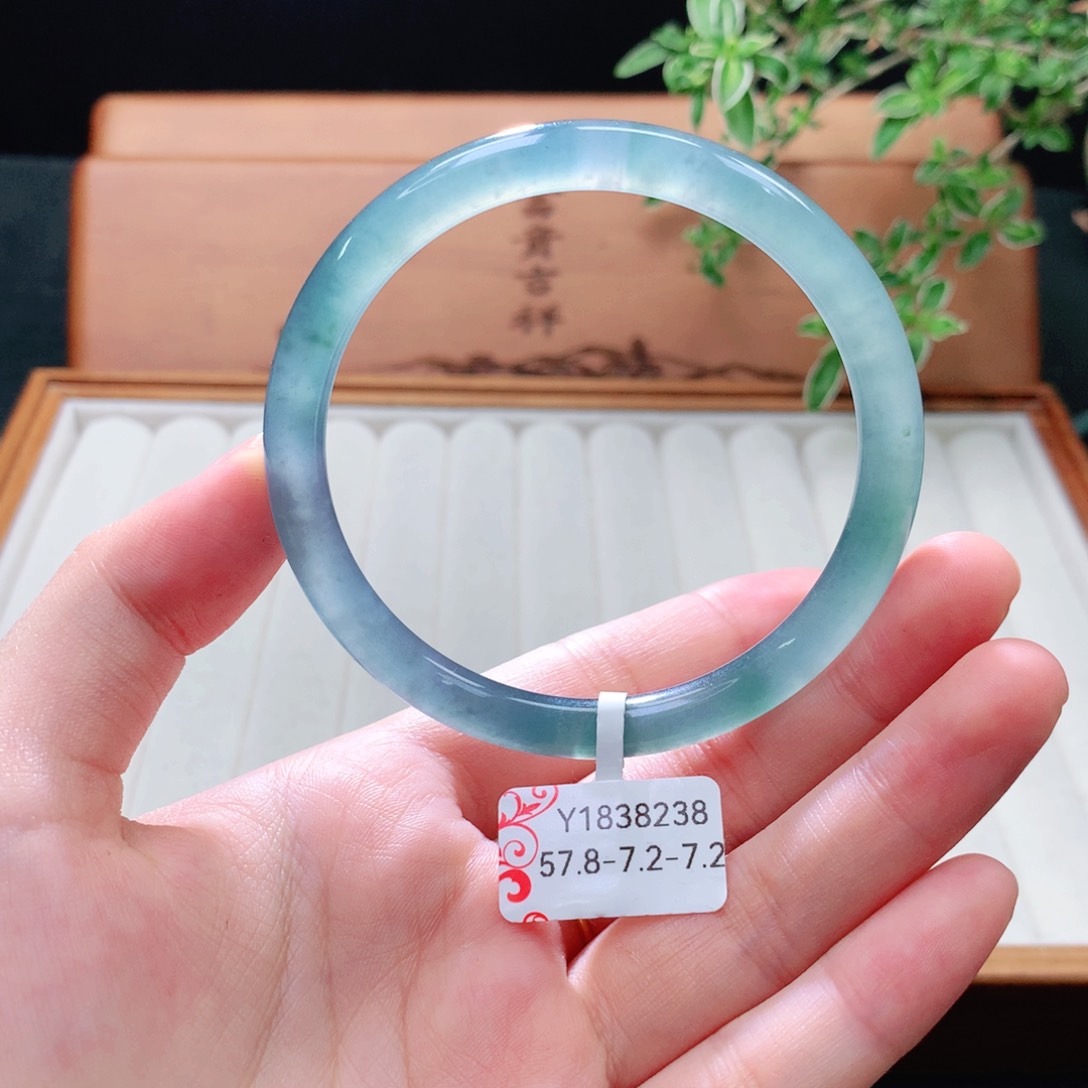 未镶嵌手镯（圆镯）翡翠