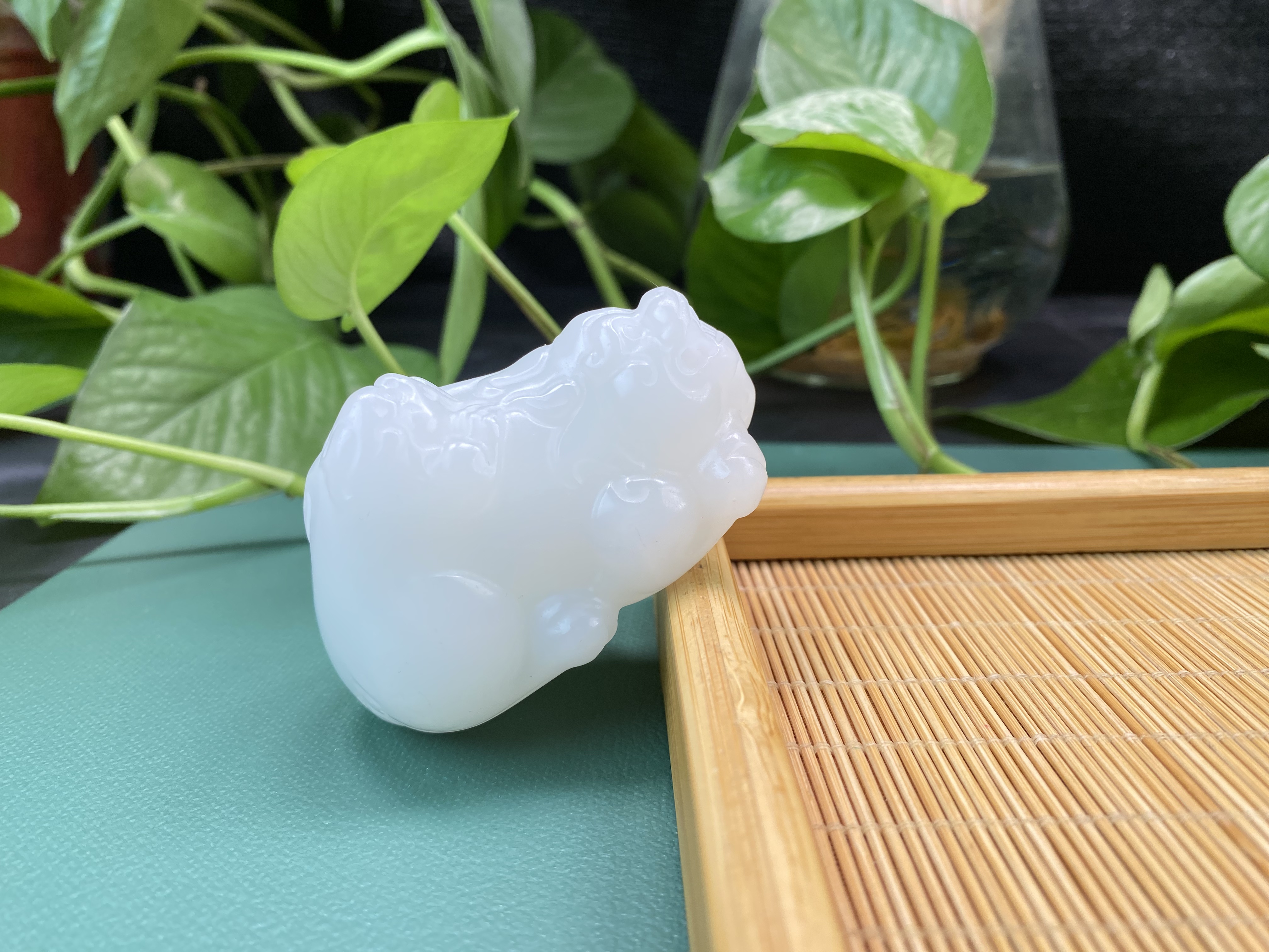 一级白子母兽貔貅手把件