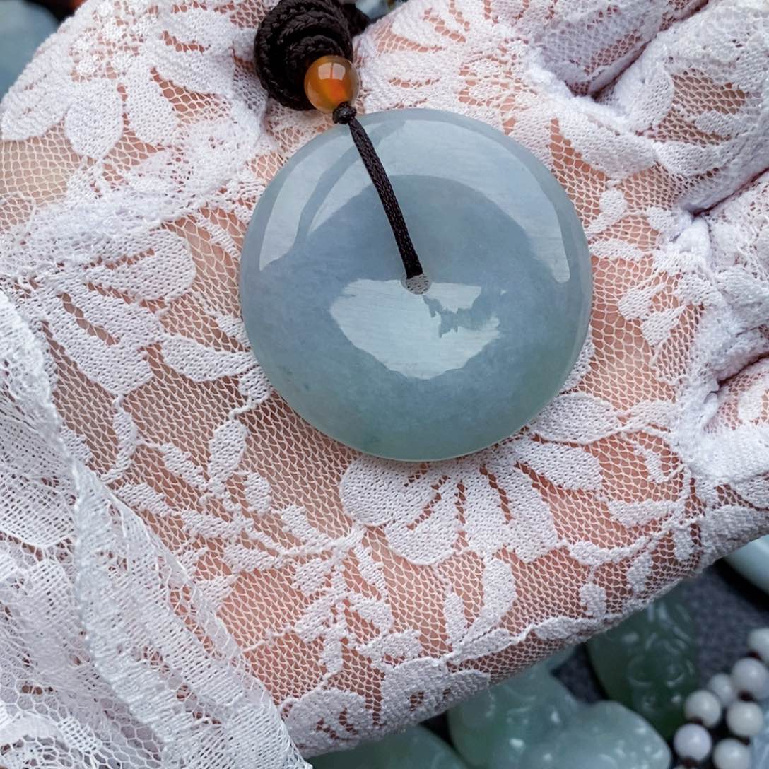 翡翠颈饰未镶嵌戴*荣平安扣