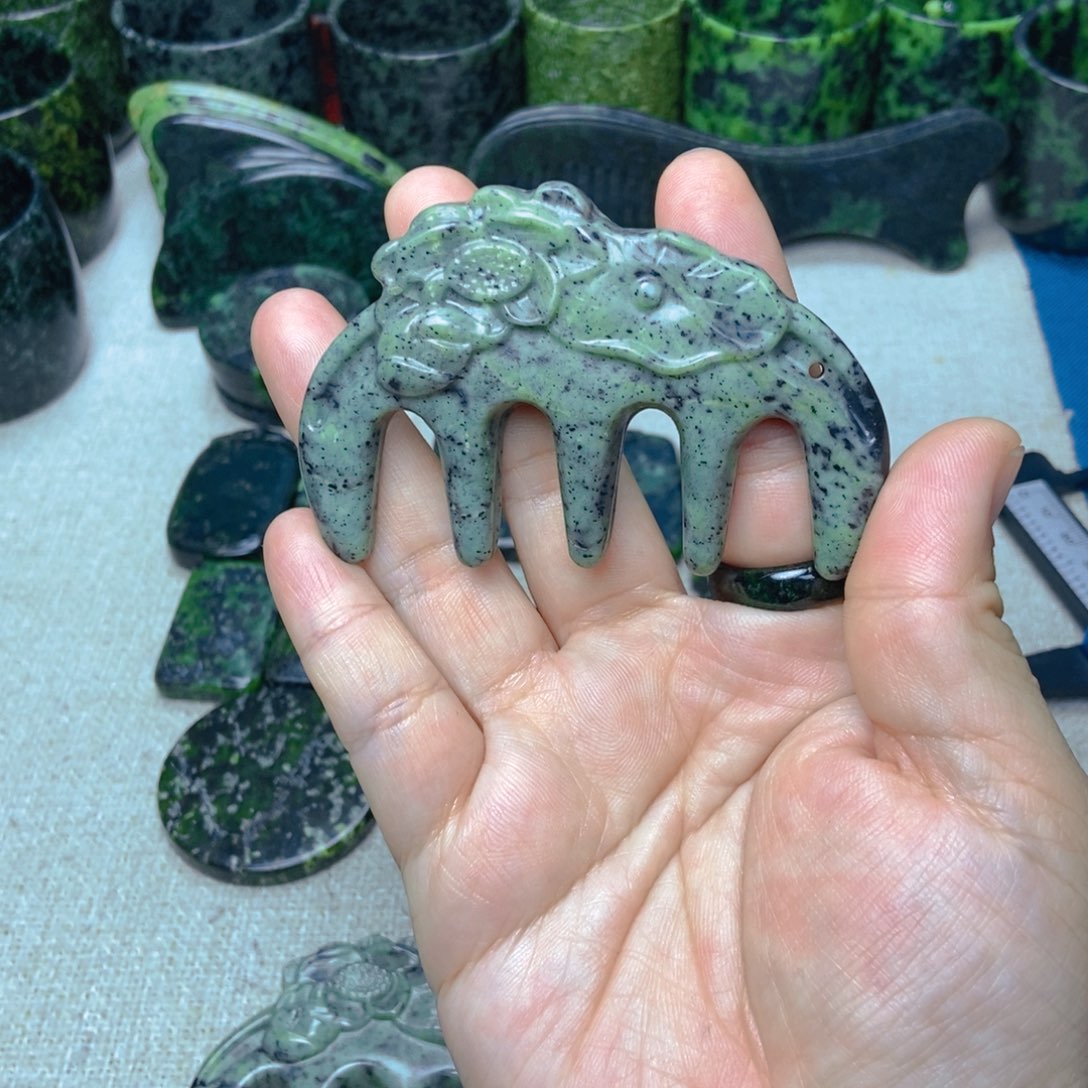 蛇纹石玉五爪梳未镶嵌微瑕