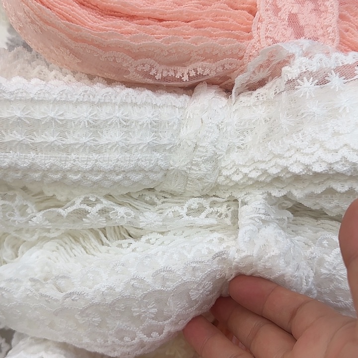 服装辅料，加一条白色蝴蝶结