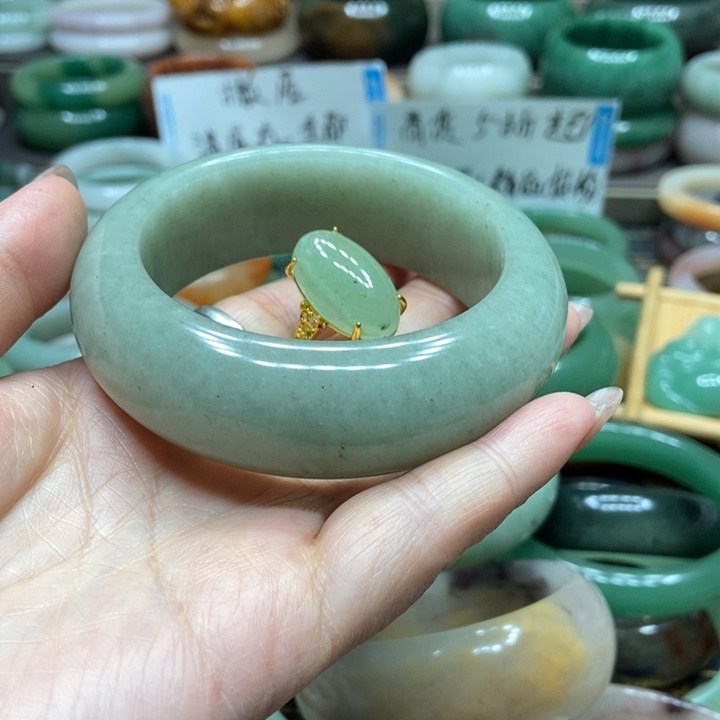 石英质玉手镯未镶嵌