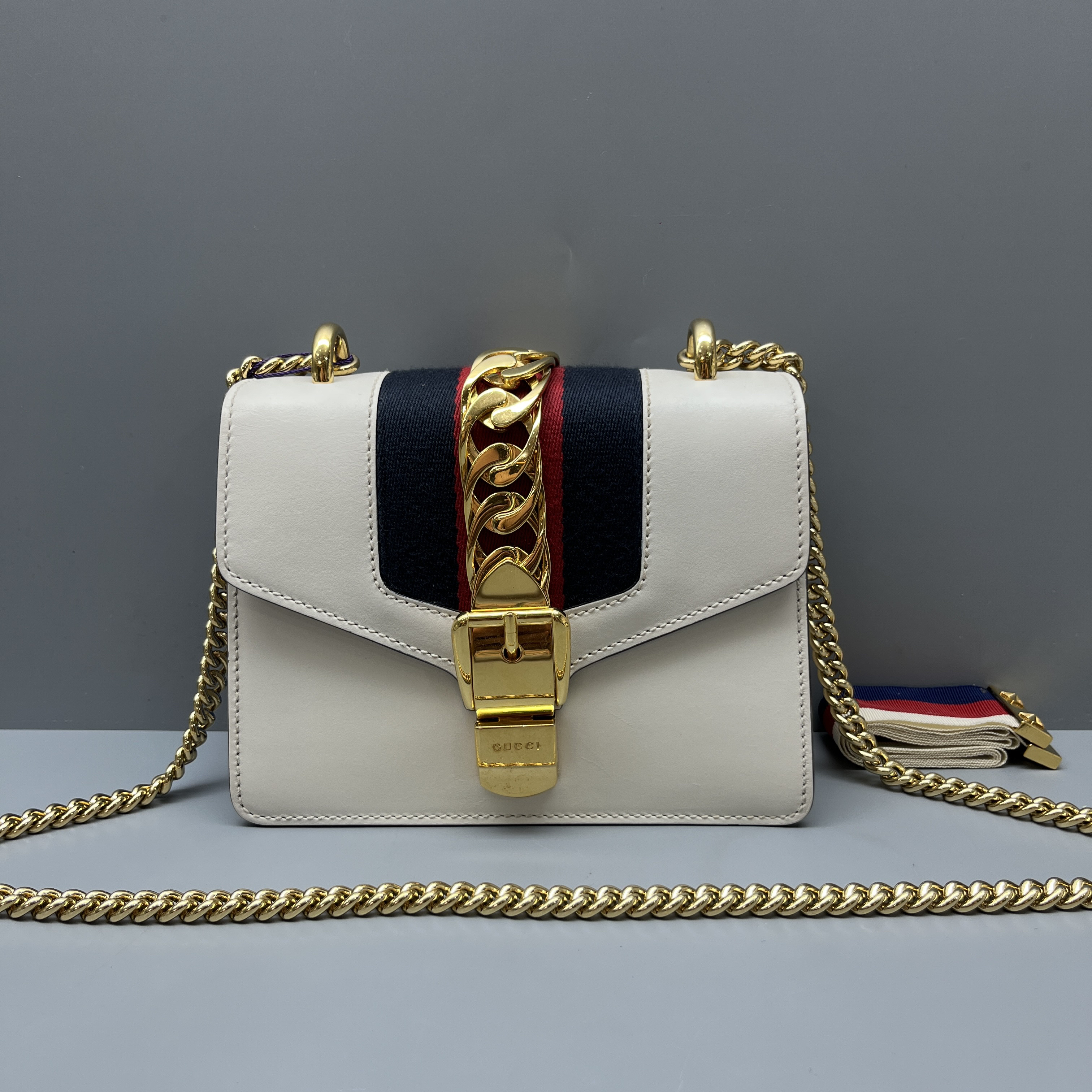 95新 GUCCI/古驰 白色小号Sylvie邮差包 尺寸19*14 SV16608
