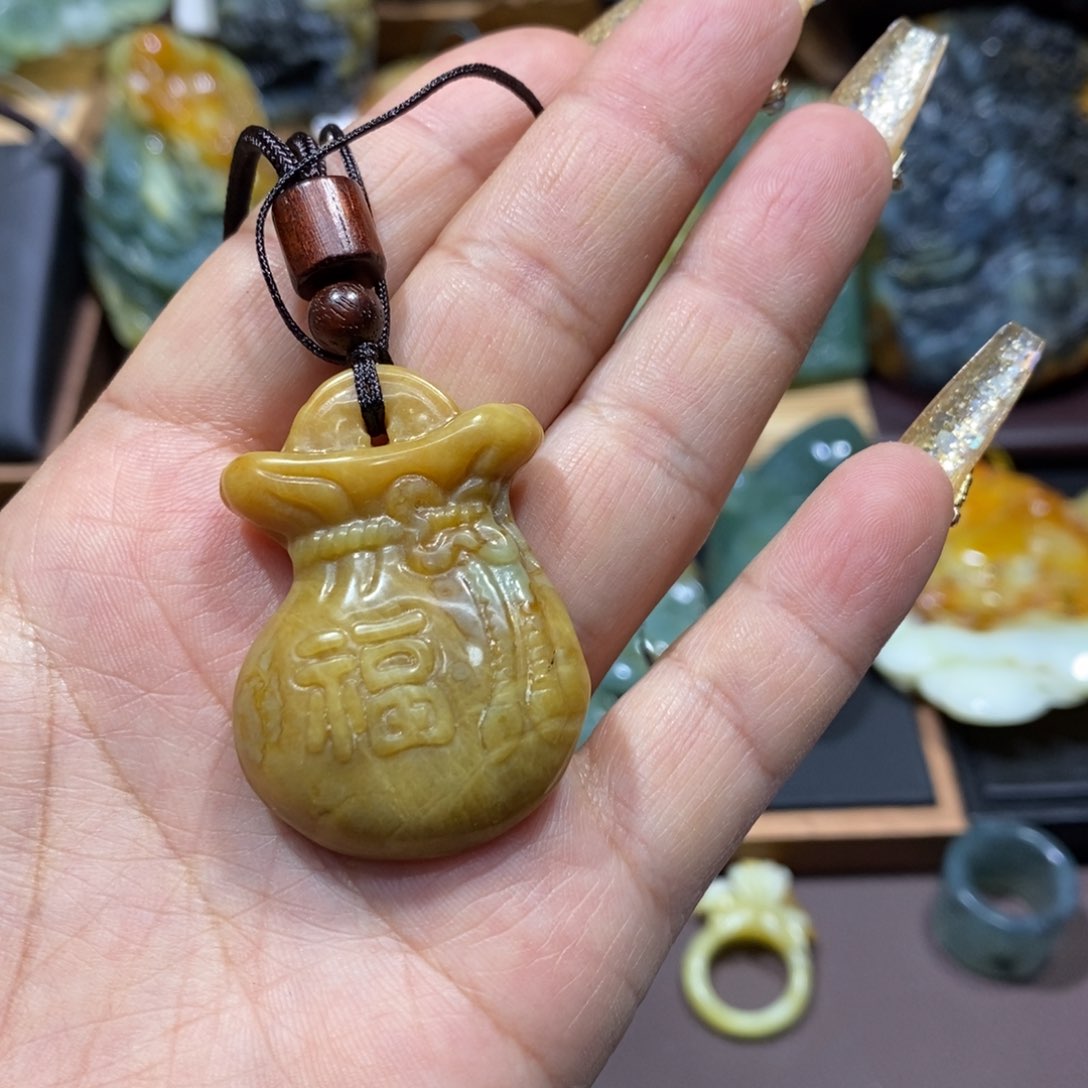 蛇纹石玉颈饰未镶嵌