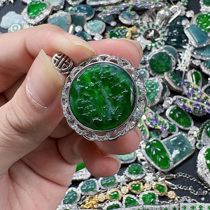 翡翠颈饰未镶嵌天然A货翡翠放漏