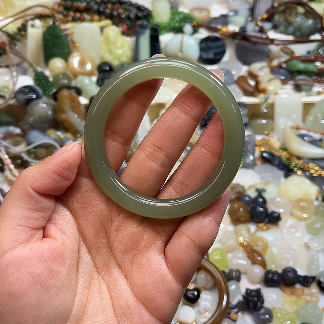 遇***米和田玉未镶嵌手镯