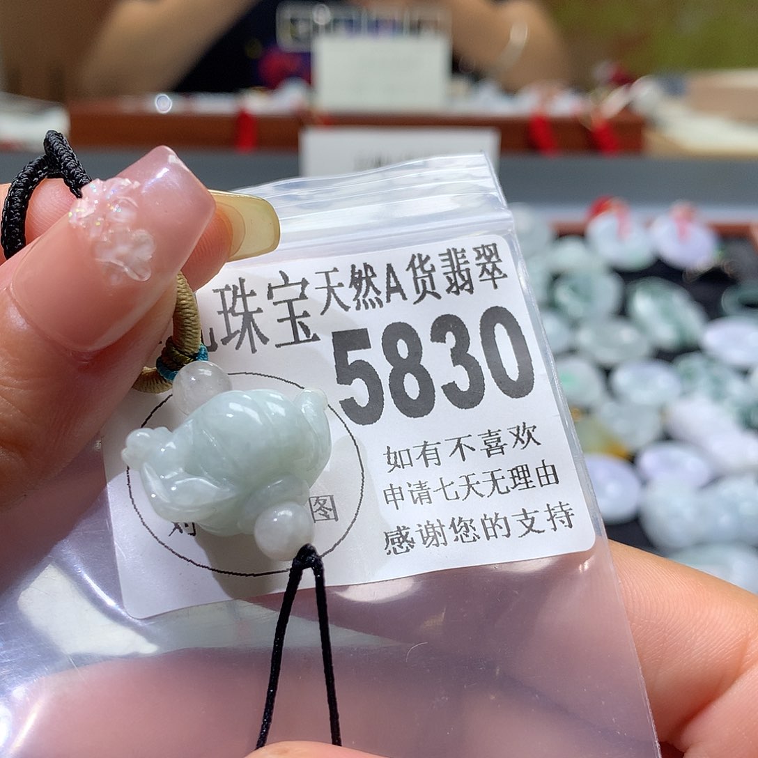 翡翠挂件未镶嵌，