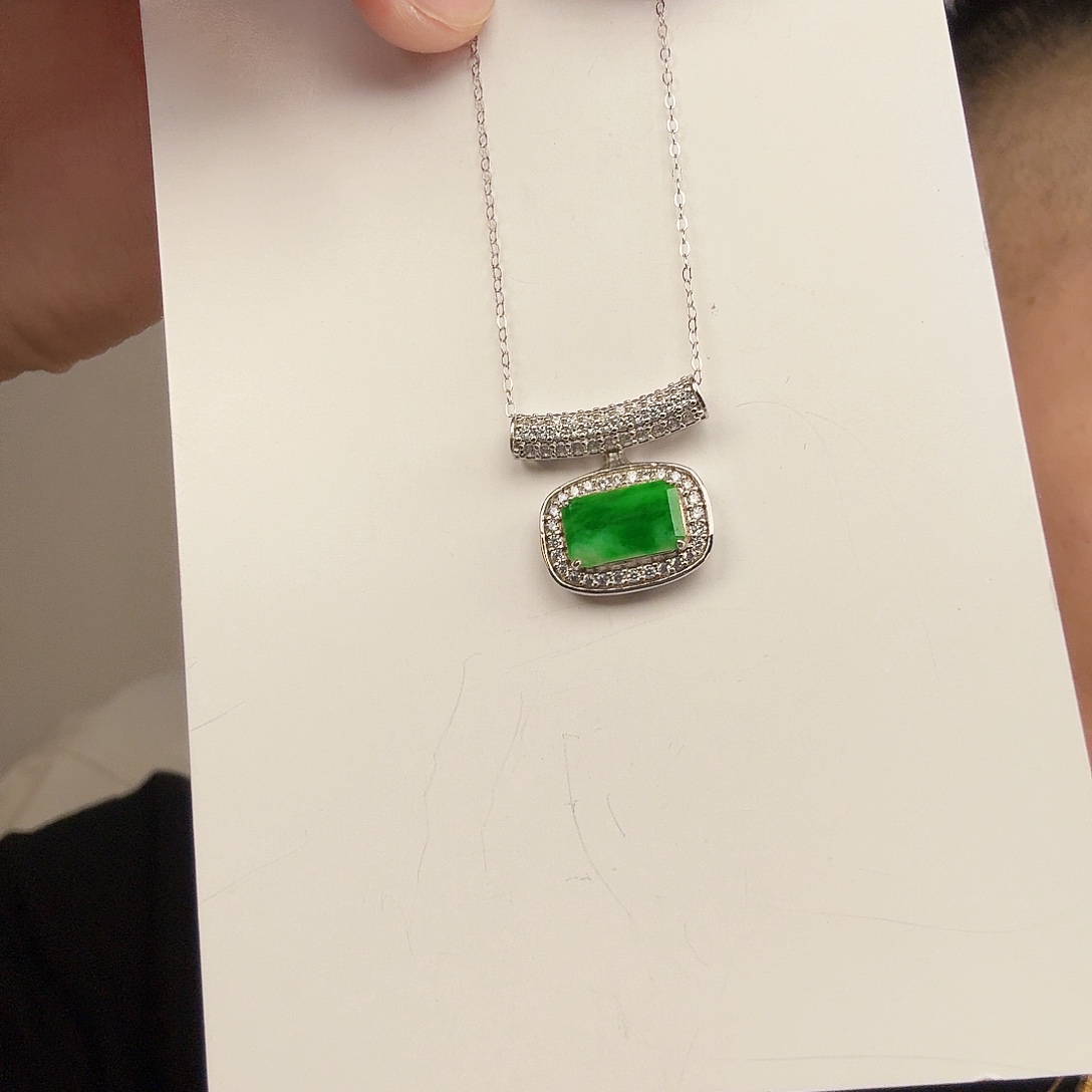 翡翠未镶嵌颈饰一件