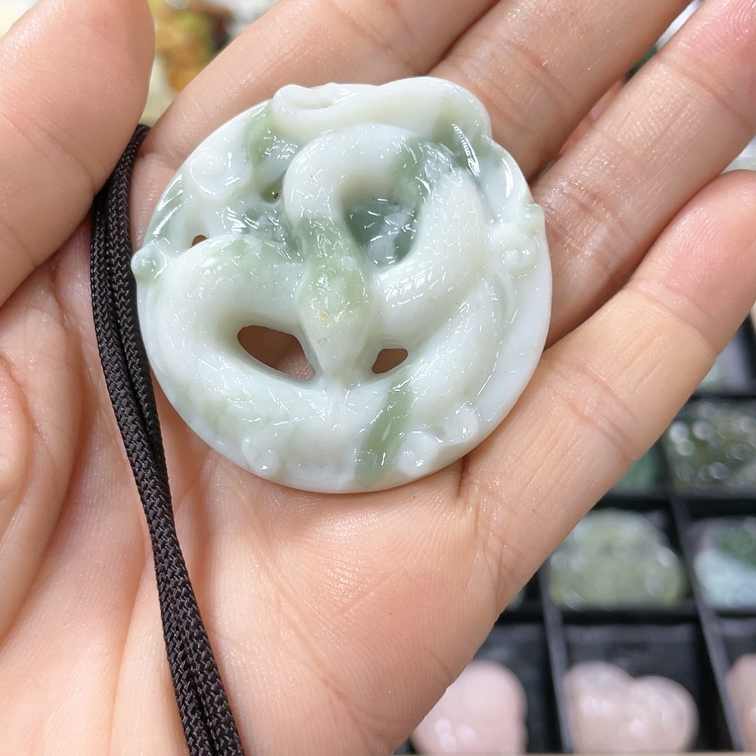 蛇纹石玉颈饰未镶嵌