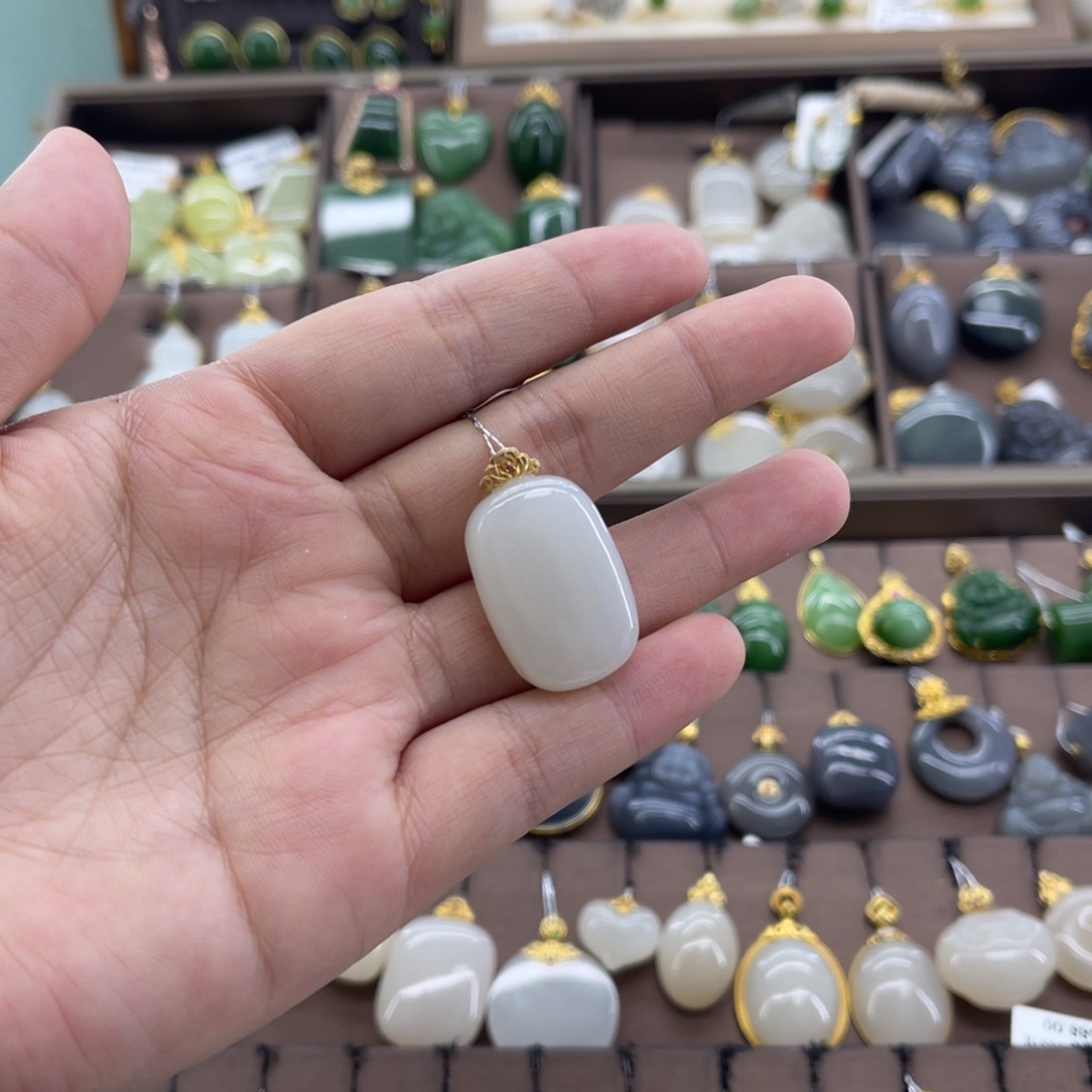 和田玉18K金镶嵌吊坠(赠链)