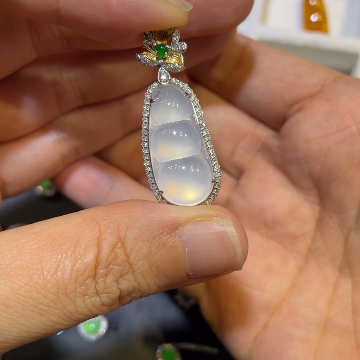 翡翠18K金镶嵌颈饰豆子