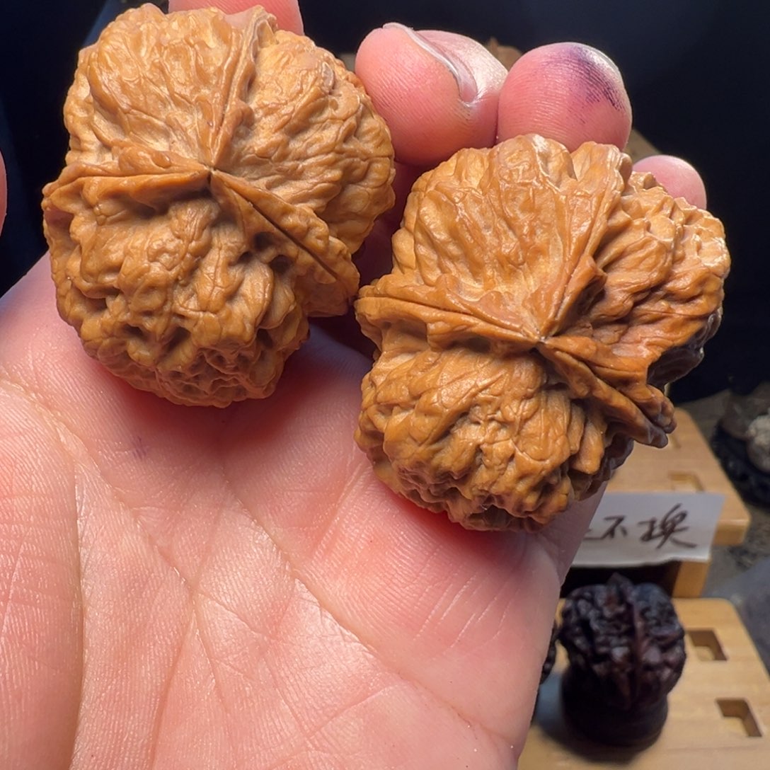 文玩核桃吊坠滚龙纹三棱43mm