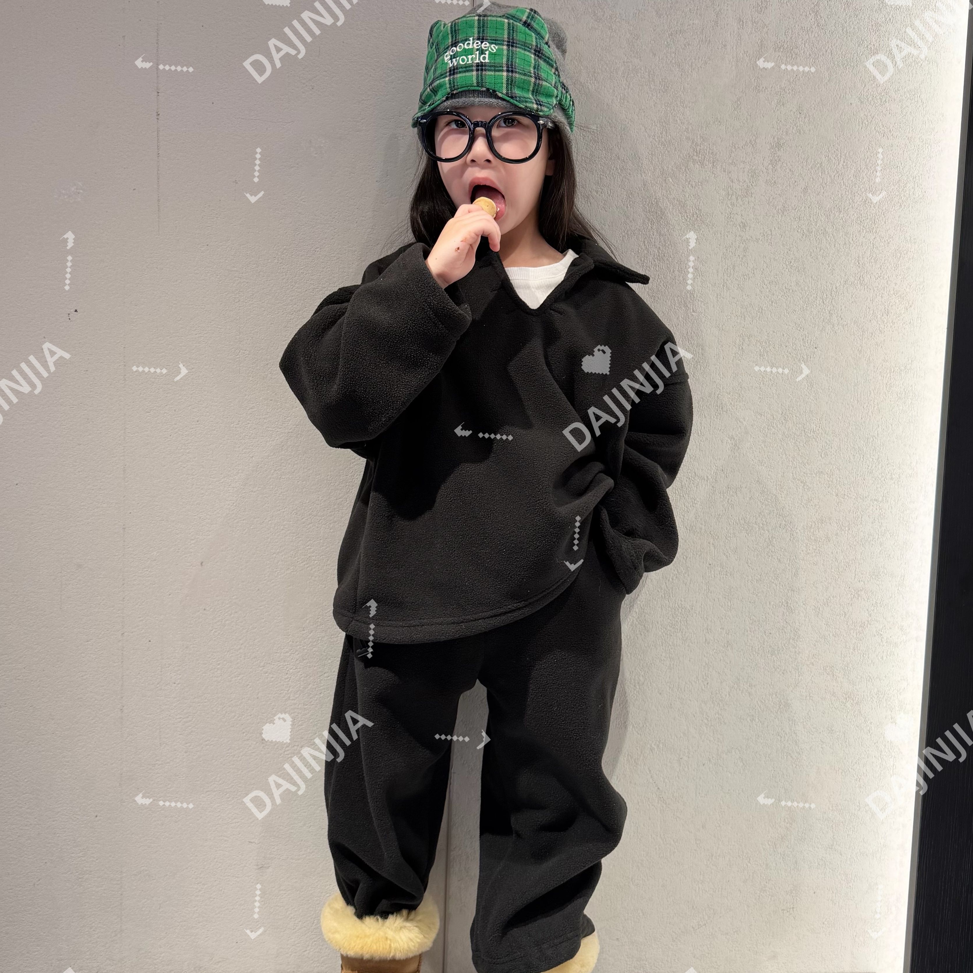 大金定制童装新款韩系V领摇粒绒两件套宽松洋气潮酷黑色两件套