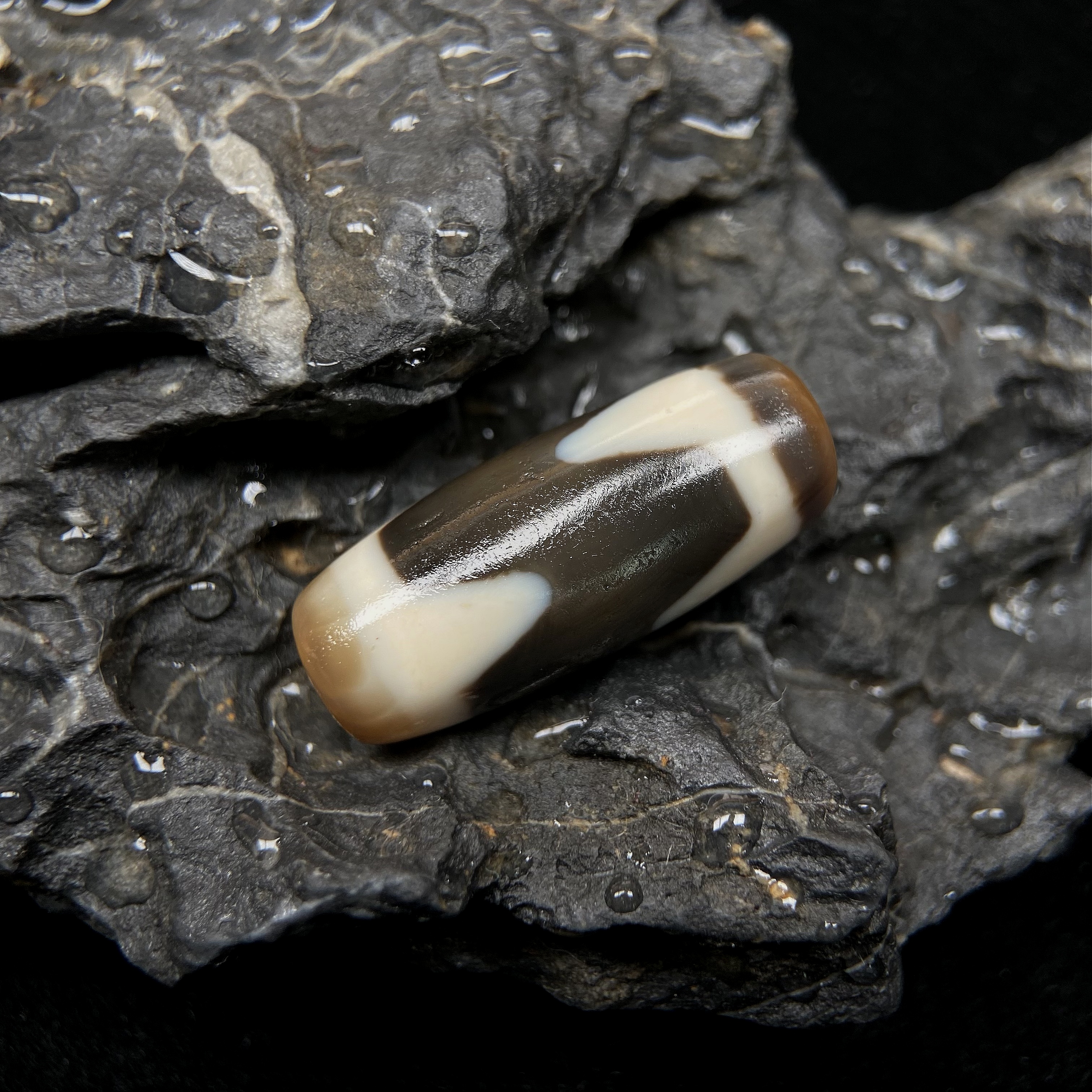 福利款聚缘台湾工艺手工虎牙玛瑙吊坠，尺寸26.4*10.9mm