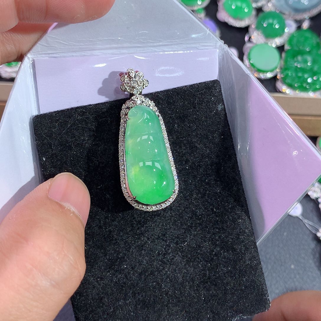 翡翠吊坠(赠链)18K金镶嵌