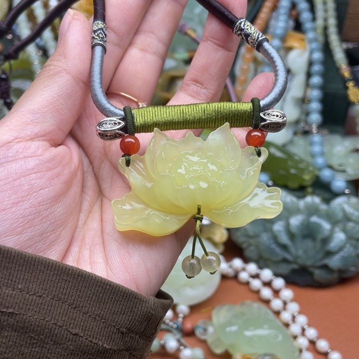 蛇纹石玉吊坠合金