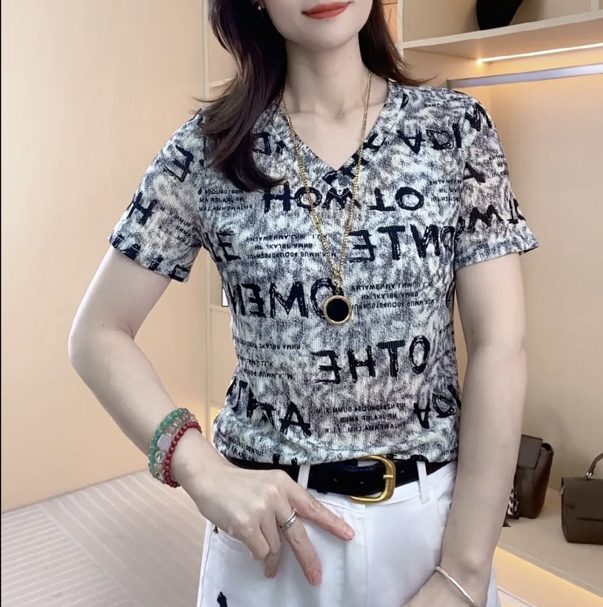 轻薄夏季新款字母短袖气质百搭显瘦V领印花设计感上衣女2090