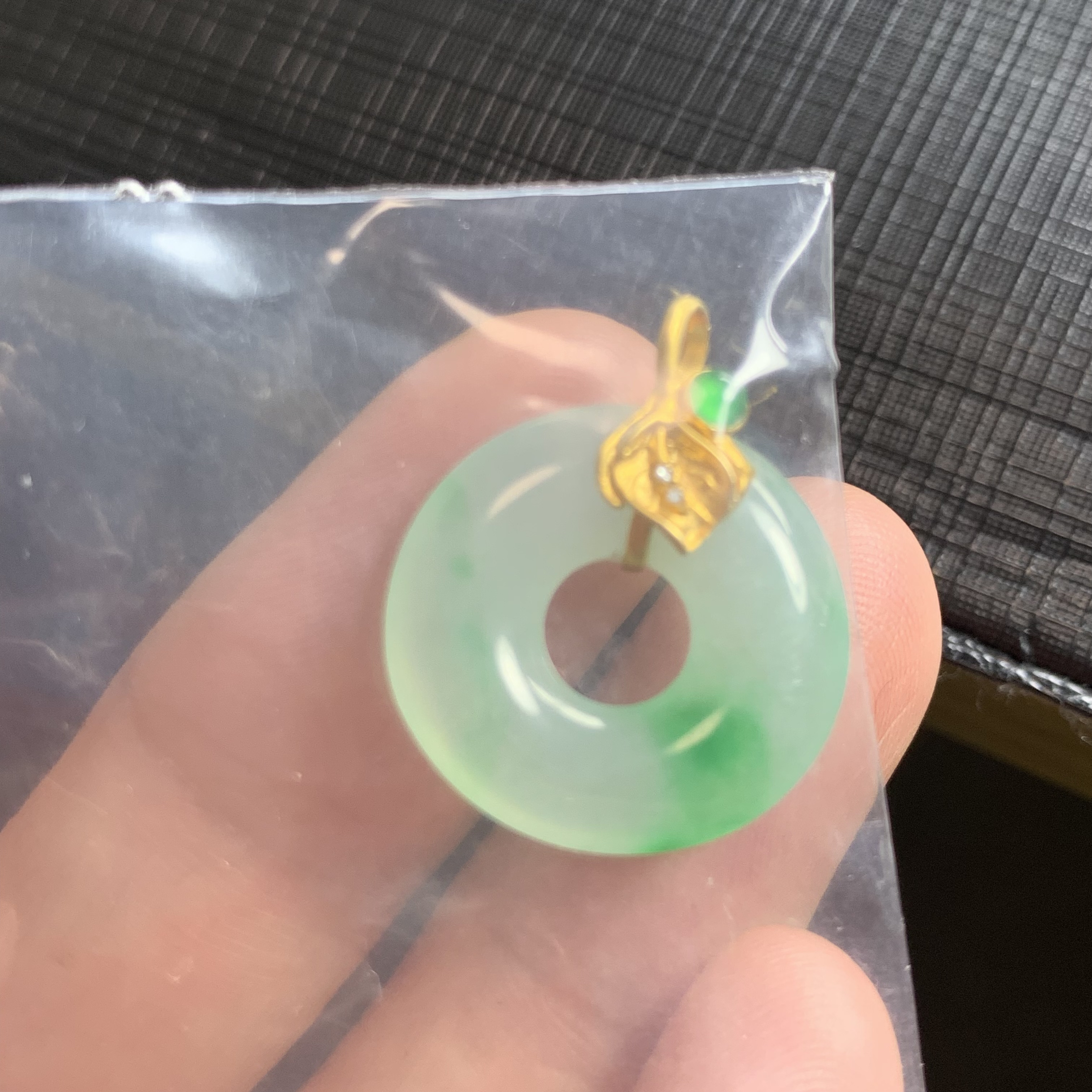 天然冰种缅甸翡翠吊坠