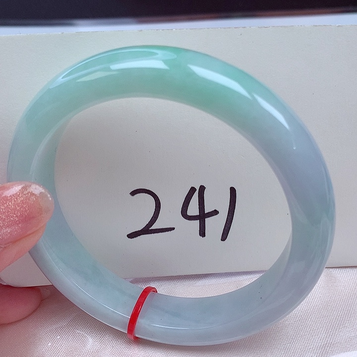 翡翠手镯未镶嵌翡翠