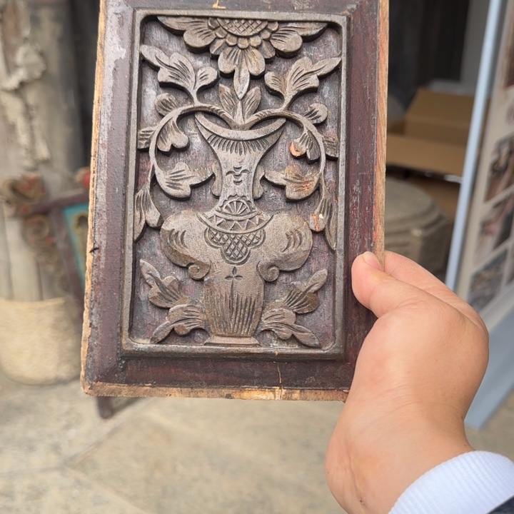 狗***草香榧木香樟木木雕一片