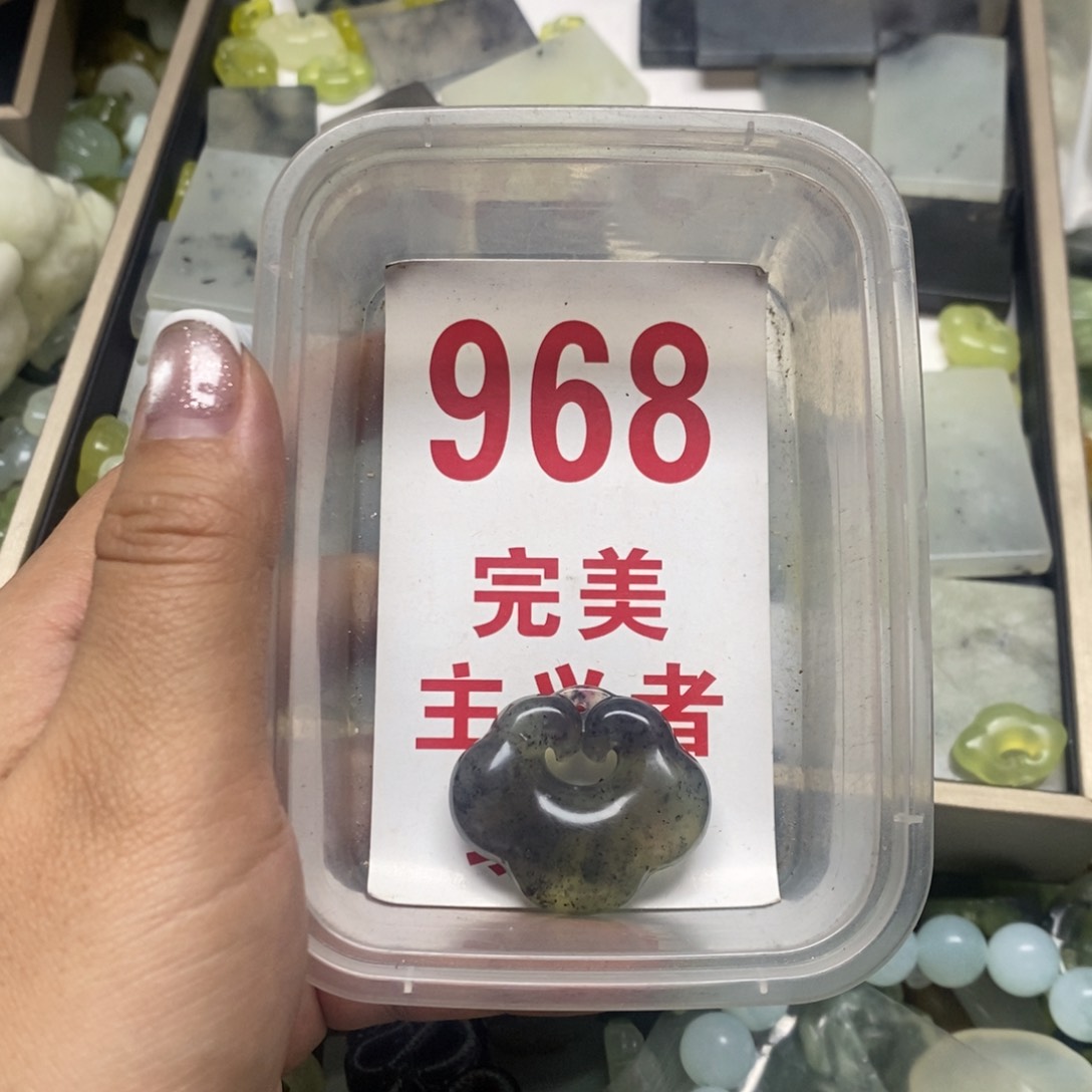 透闪石-蛇纹石玉吊坠未镶嵌