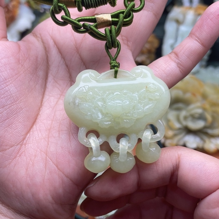 蛇纹石玉吊坠合金