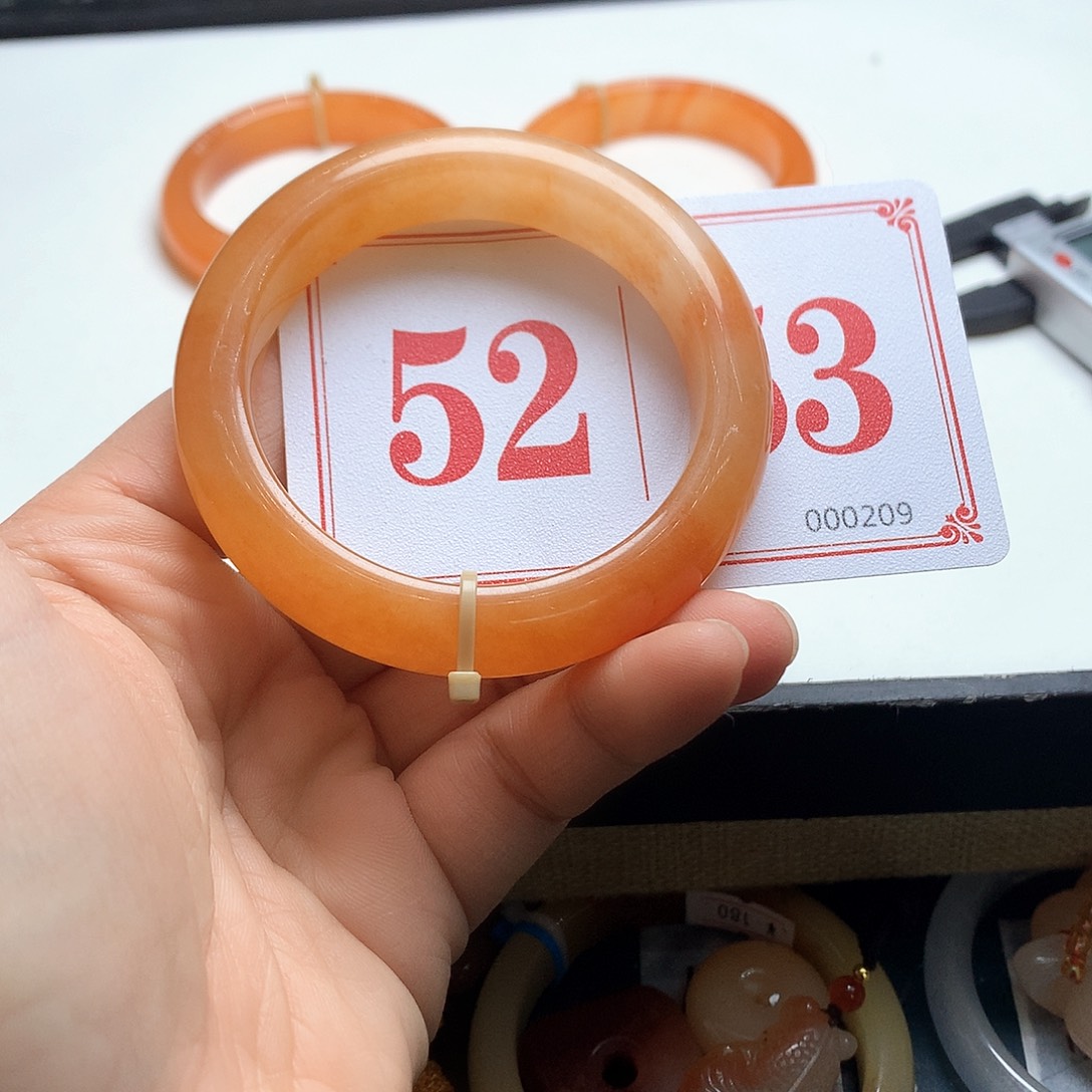 未镶嵌石英质玉（黄龙玉）手镯郑*娥