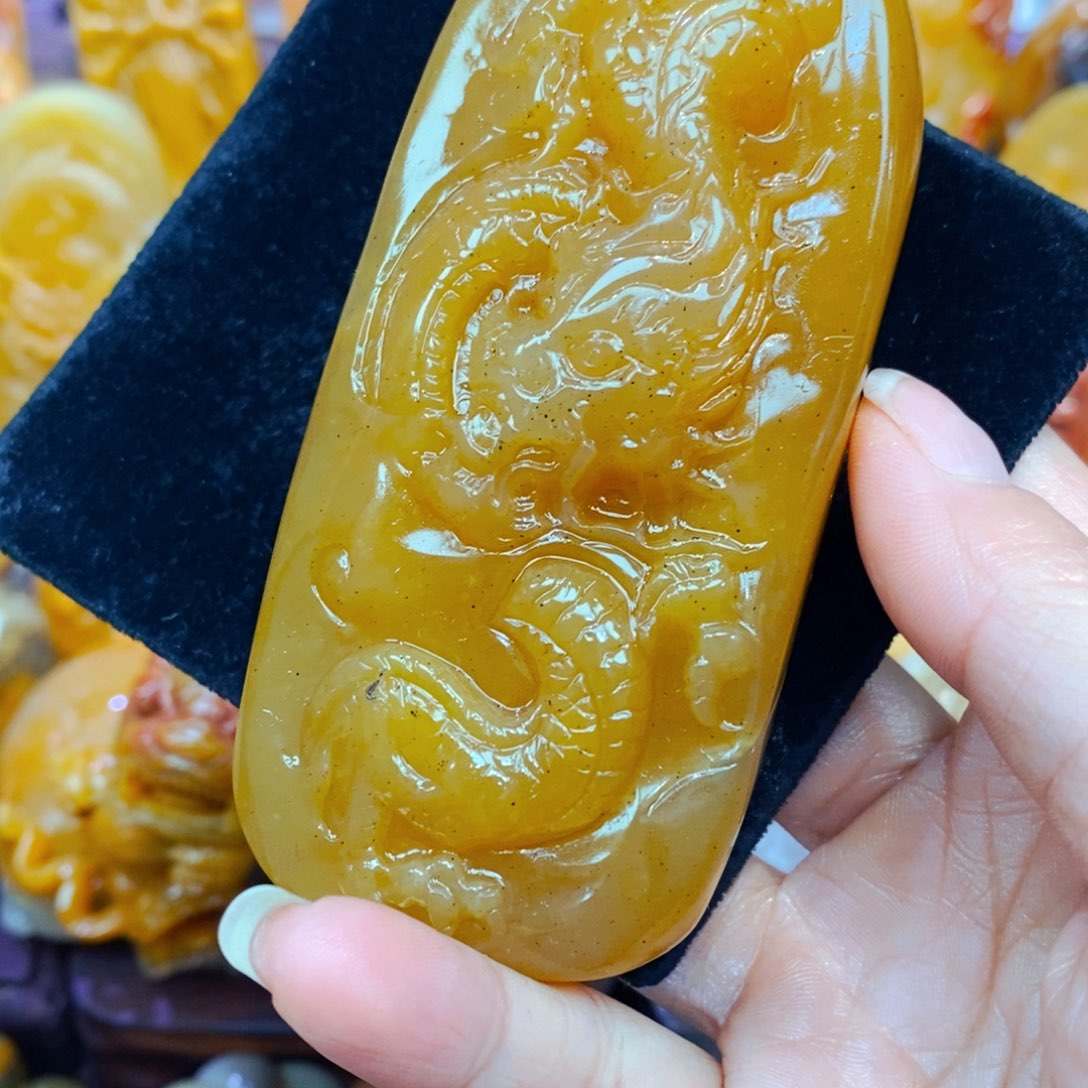 未镶嵌石英质玉（黄龙玉）颈饰