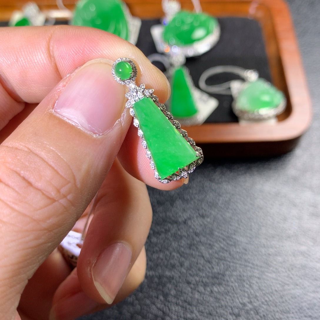 翡翠18K金镶嵌颈饰翡翠