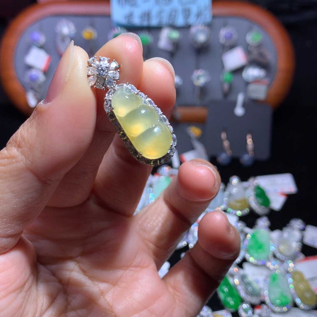 翡翠颈饰银S925镶嵌天然翡翠A货缅料高冰黄翡福豆吊坠