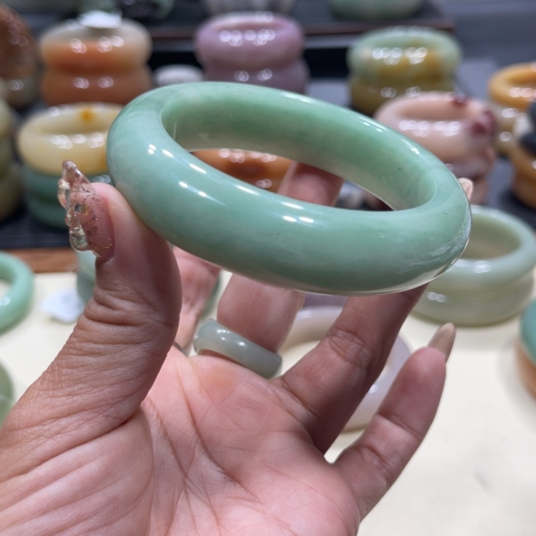 未镶嵌手镯石英岩玉