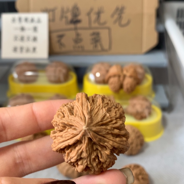 鸿***文玩核桃吊坠异形单只，有瑕疵