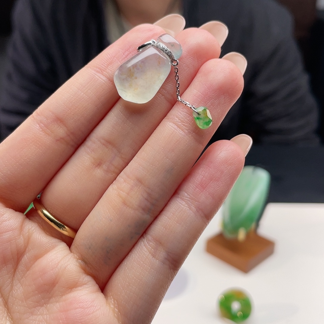 翡翠18K金镶嵌颈饰宝瓶