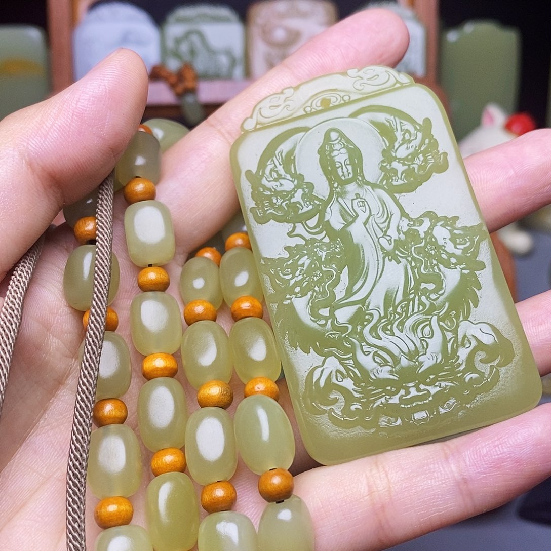岁***金新疆昆仑山脉料观音牌