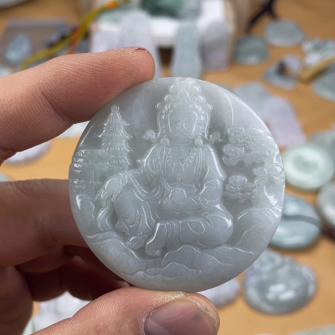 翡翠未镶嵌颈饰观音