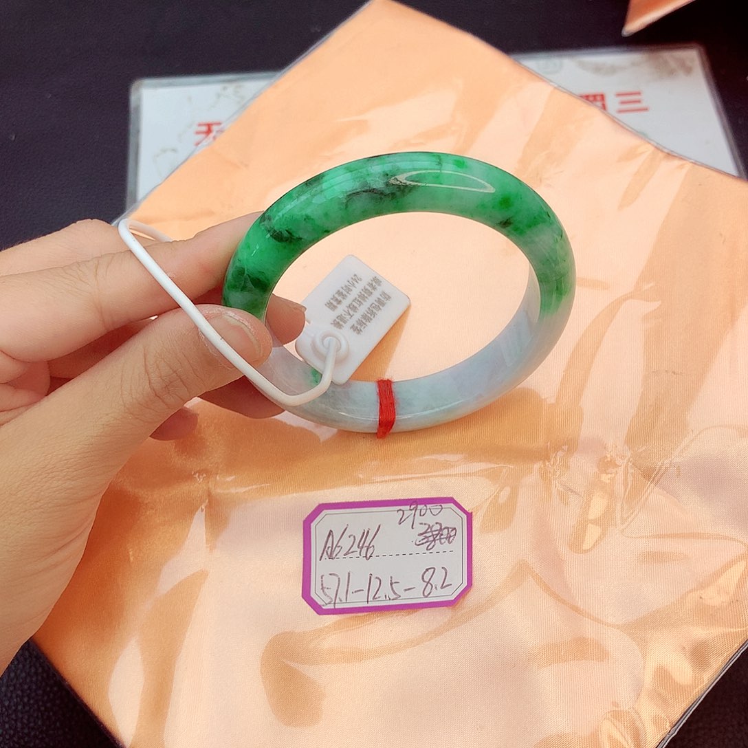 翡翠手镯未镶嵌翡翠