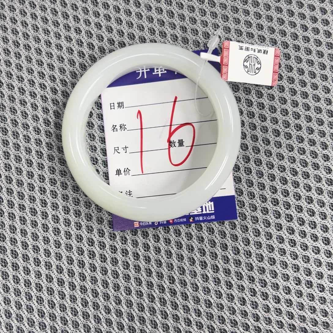 阿***蔻和田玉未镶嵌手镯