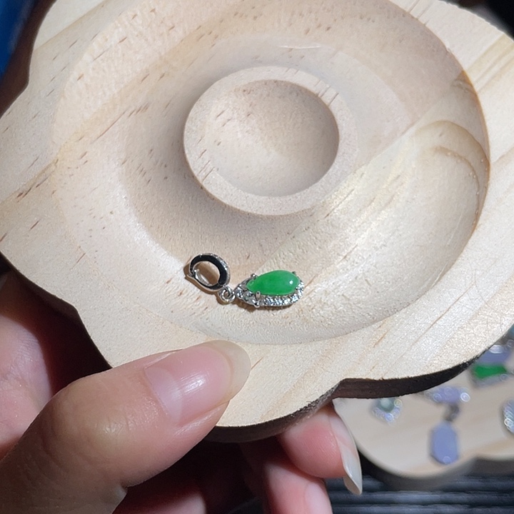 帕***尼翡翠银S925镶嵌颈饰翡翠