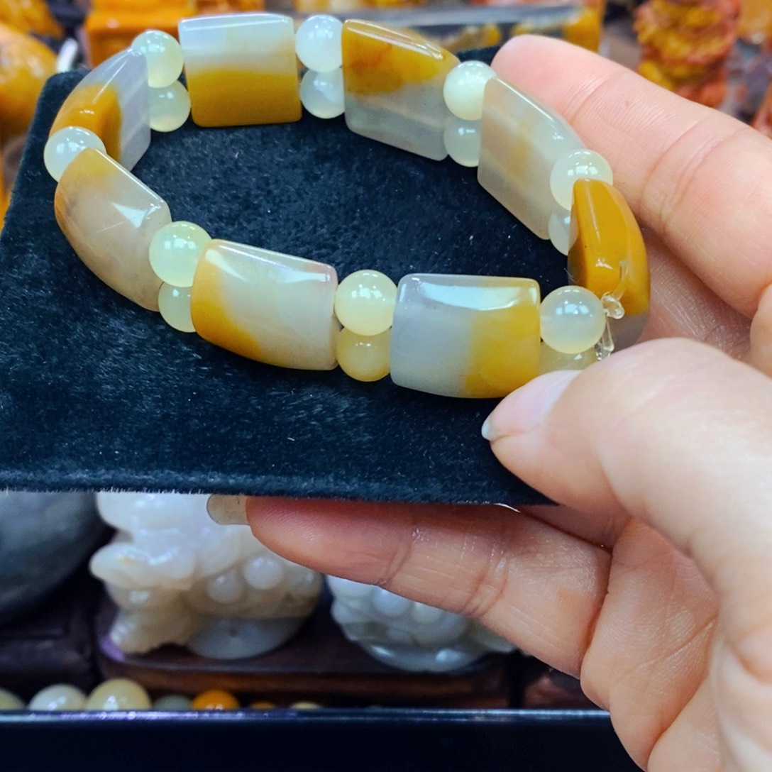 未镶嵌石英质玉（黄龙玉）项链