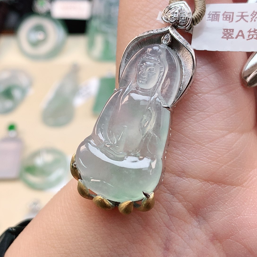 翡翠18K金镶嵌颈饰观音