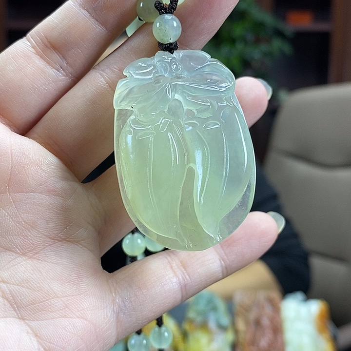 许***金蛇纹石玉未镶嵌颈饰