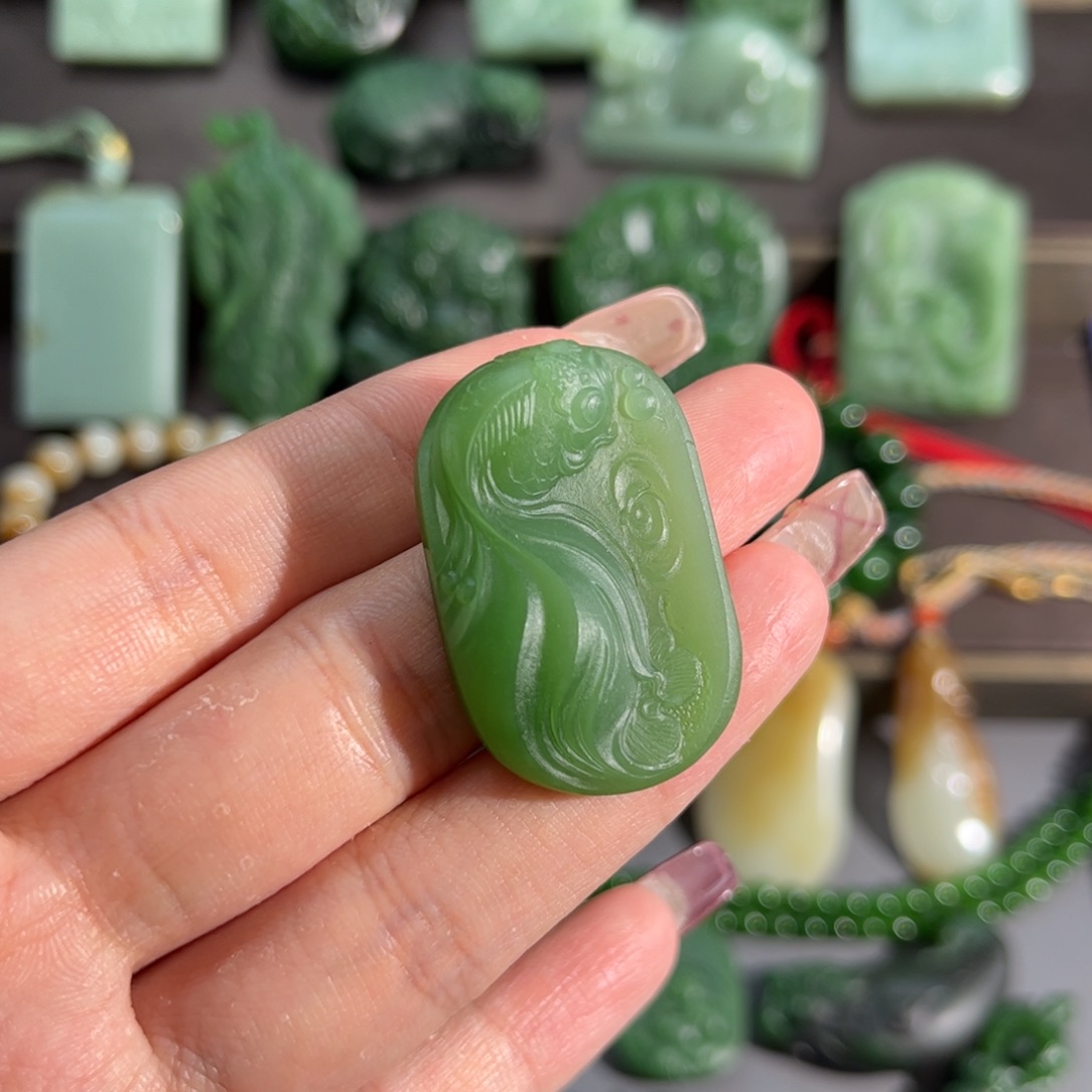 和田玉颈饰未镶嵌粉绿锦鲤定制