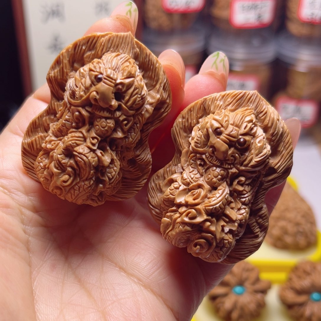 文玩核桃吊坠龙凤呈祥