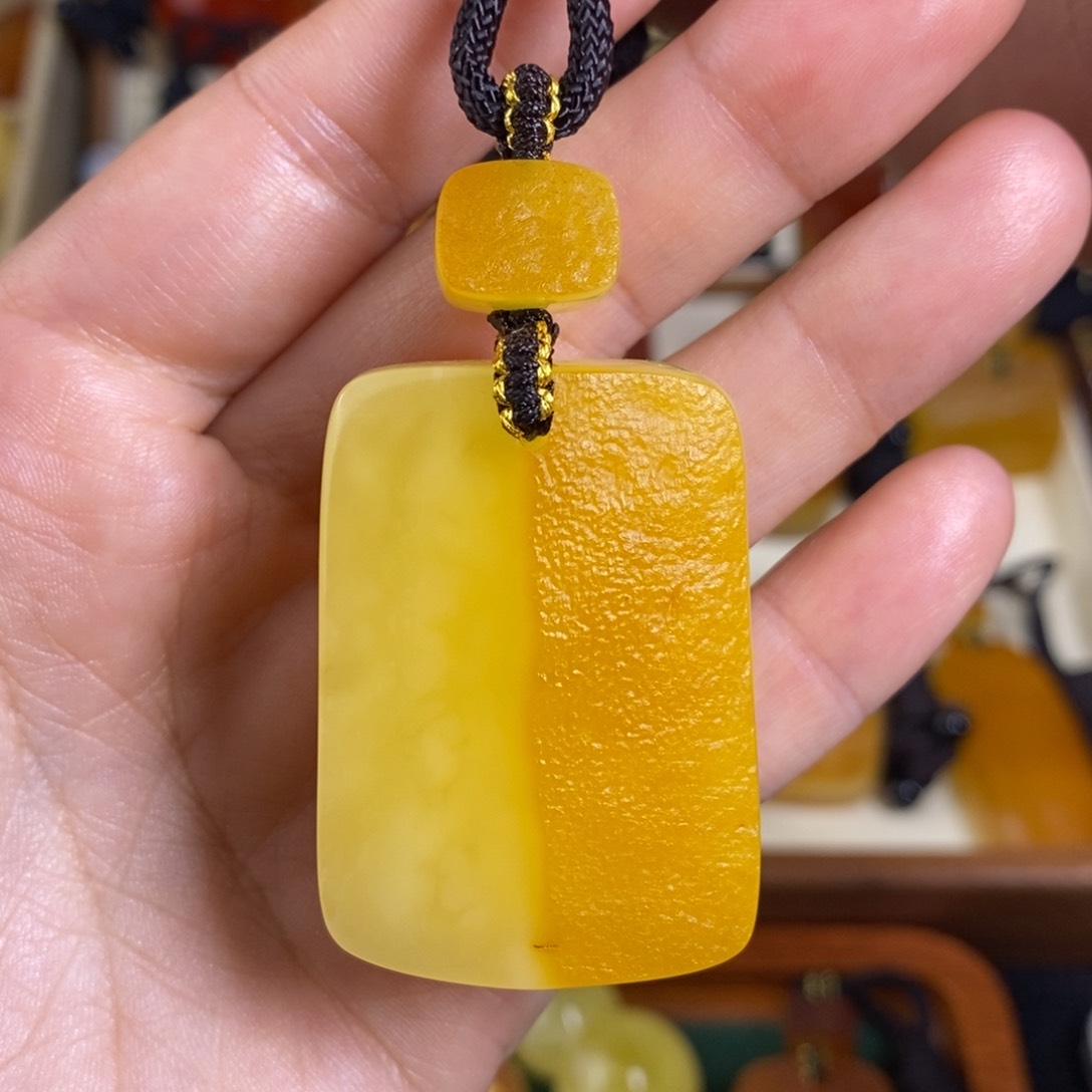 蜜蜡裸石未镶嵌?**?大漠