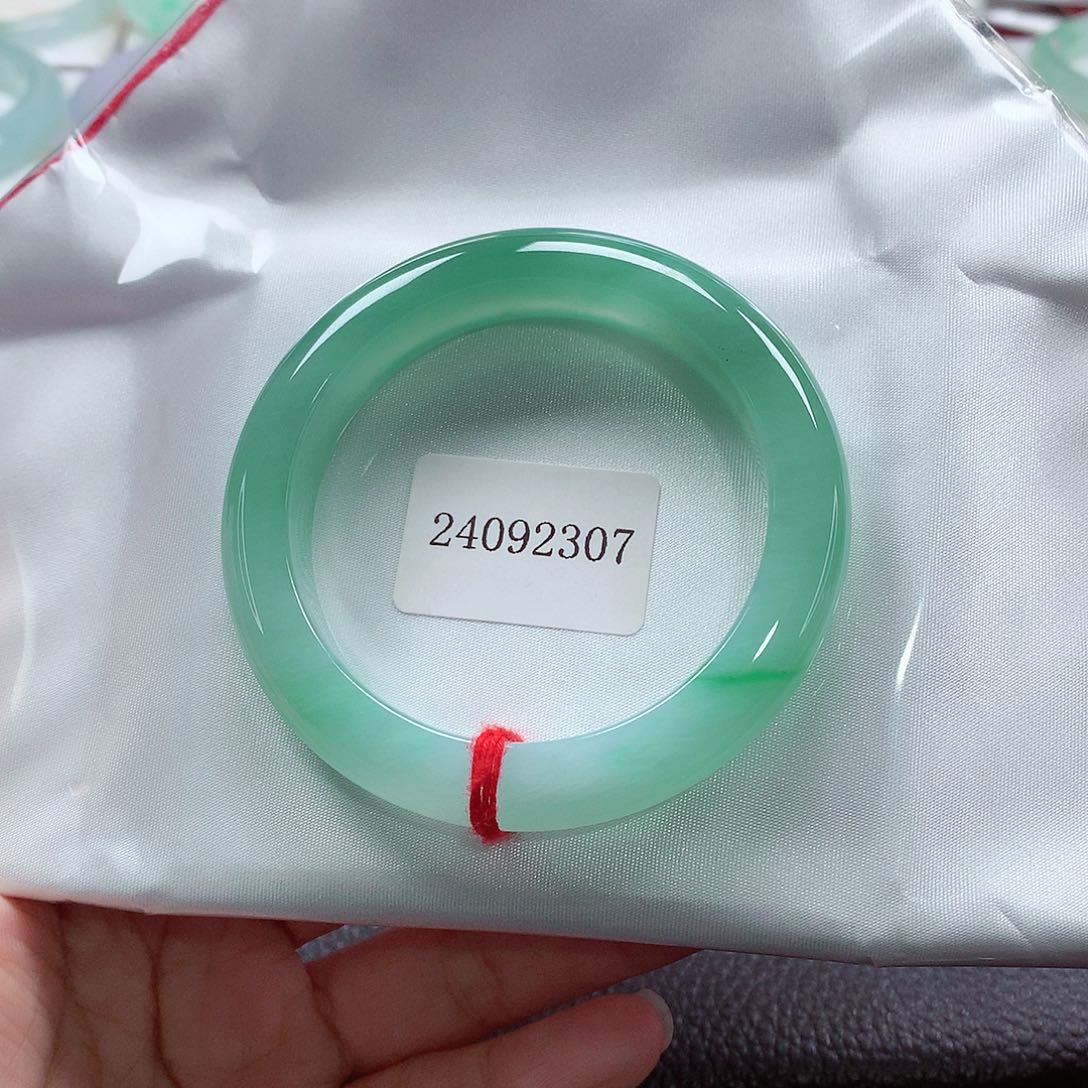 翡翠手镯未镶嵌天然A货翡翠手镯