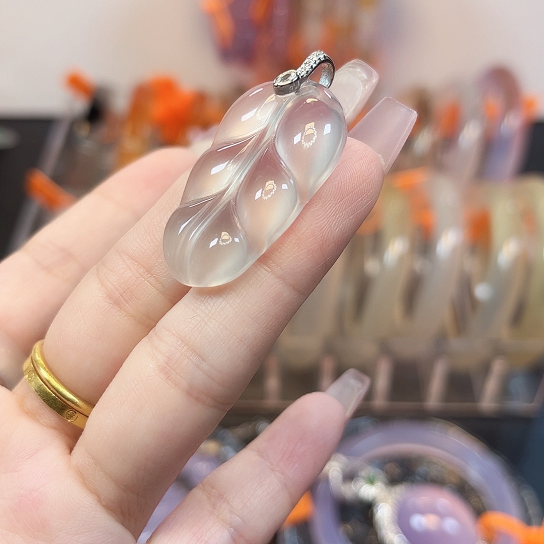 潇***玛瑙/玉髓未镶嵌颈饰