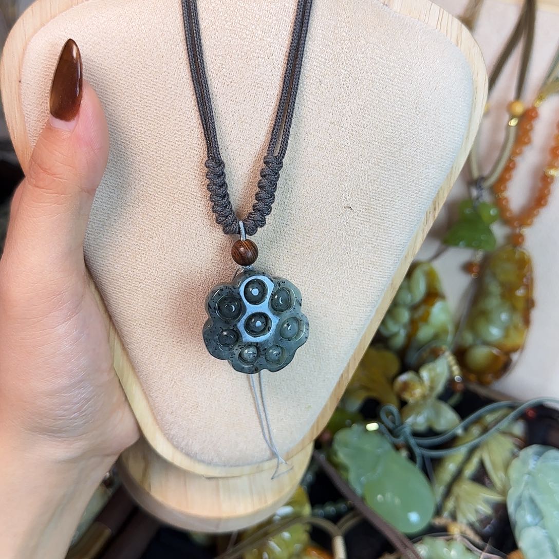 蛇纹石玉未镶嵌颈饰